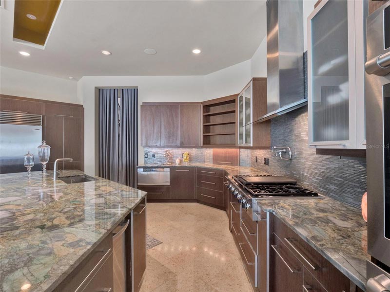 6137 Grosvenor Shore Drive